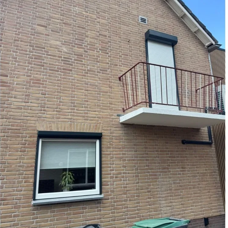 Hetzelfde balkon erna, met een nieuw kozijn, rolluik en afgewerkte balkonrand