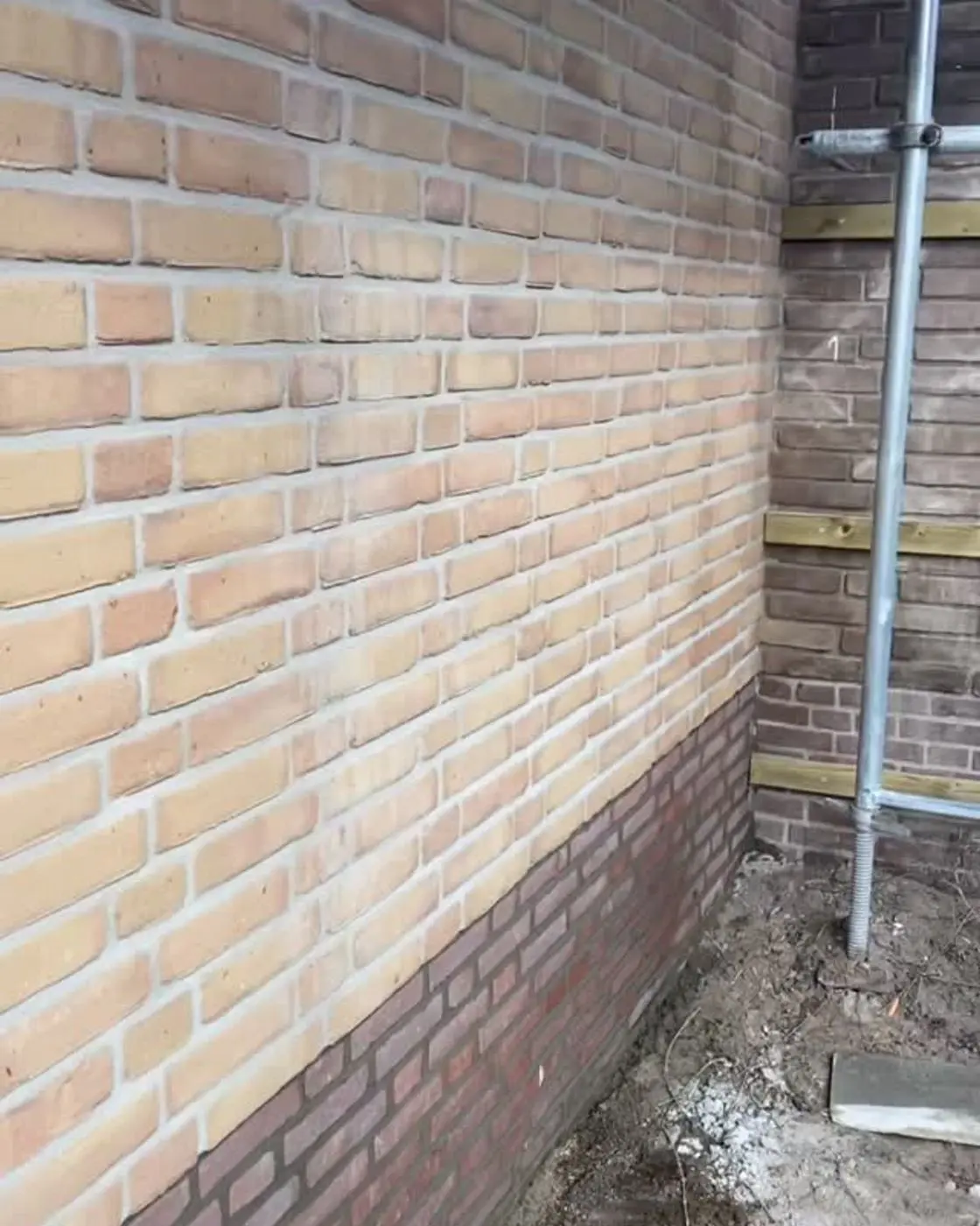 Vers voegwerk in een bakstenen gevel