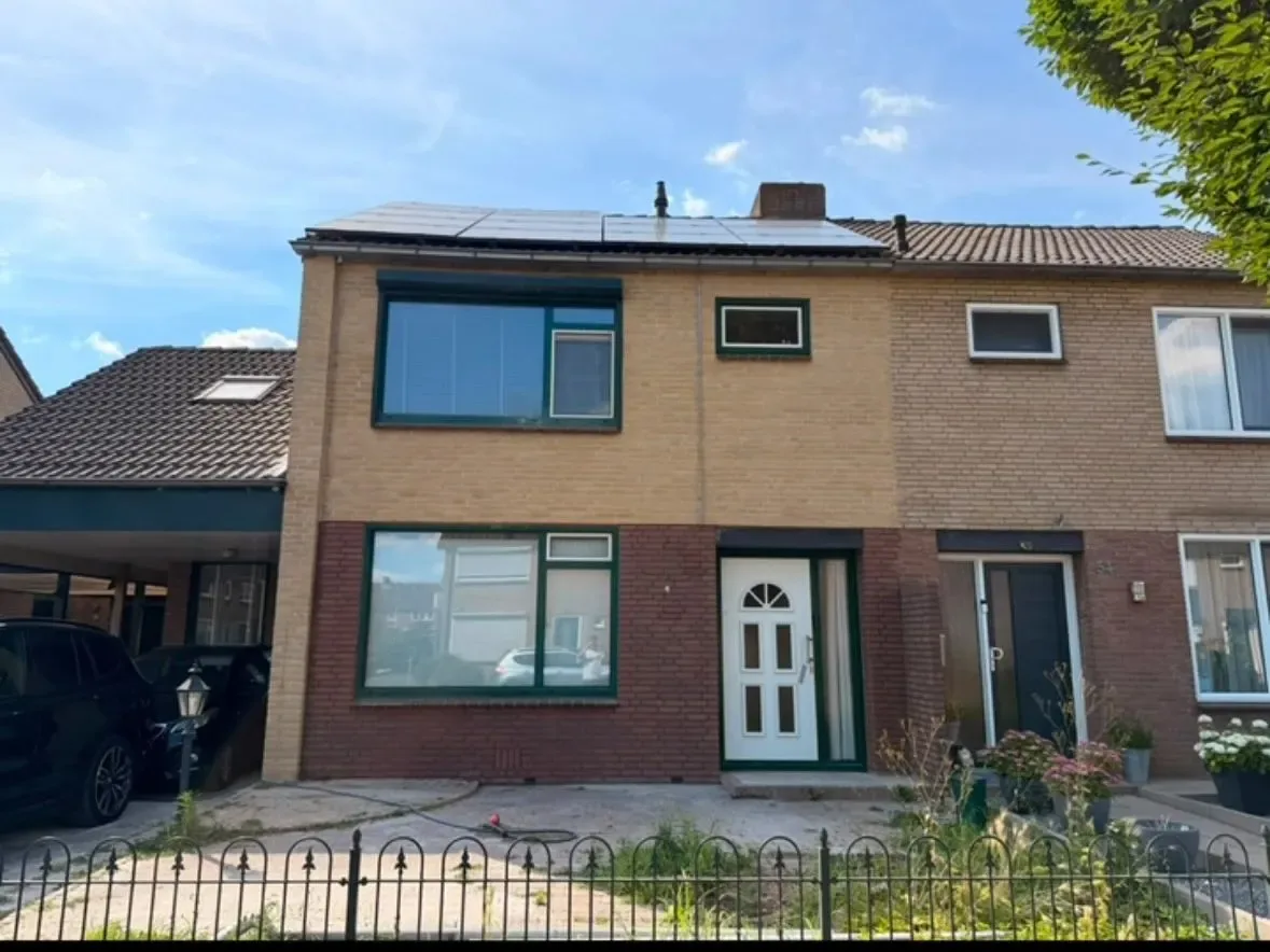 Twee-onder-een-kapwoning met een schone, opgeknapte gevel