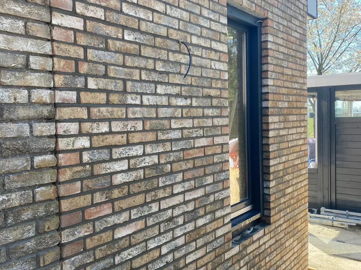 Nieuwbouwgevel met strak donker voegwerk