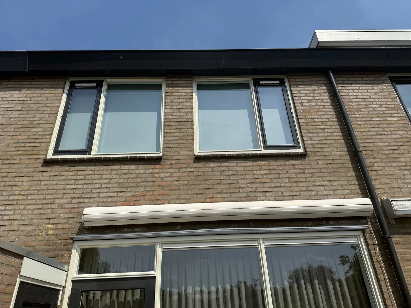 Bakstenen woning in Duiven met strak vernieuwd voegwerk