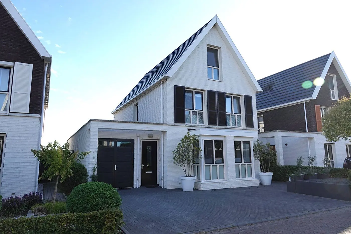 Witte woning met een nieuw bestrate oprit