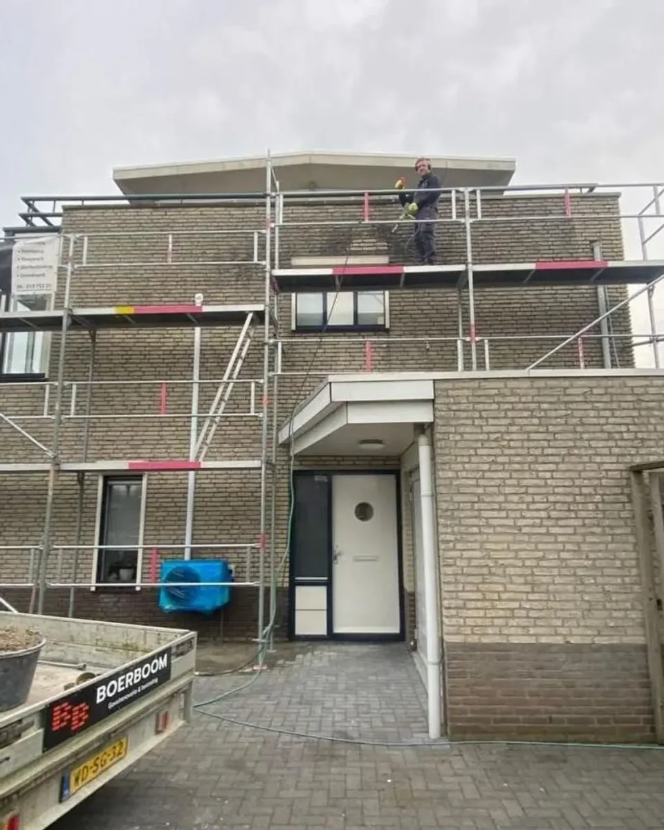 Nieuwbouwwoning in de steigers, met de aanhanger van Boerboom ervoor